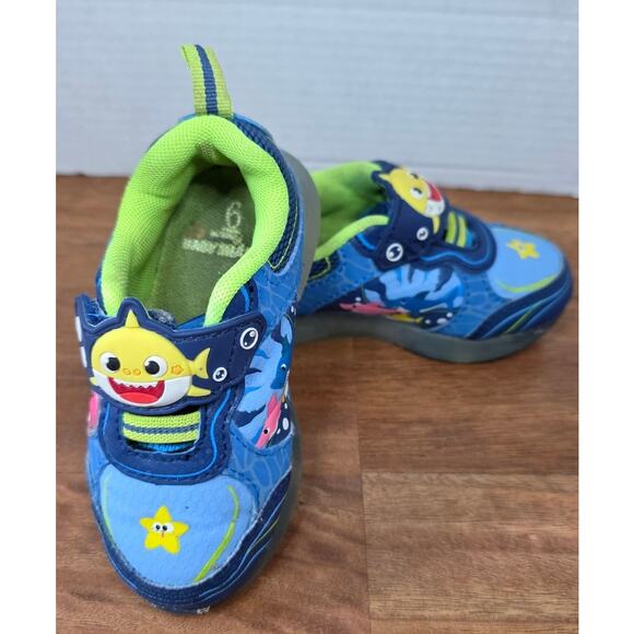 Baby Shark Pink Fong Light Up Toddler Shoes Size 6 - Picture 2 of 7